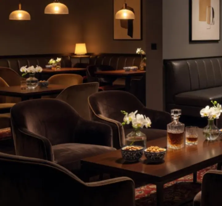 Eleganckie wieczorne wnętrze inspirowane europejskimi restauracjami premium